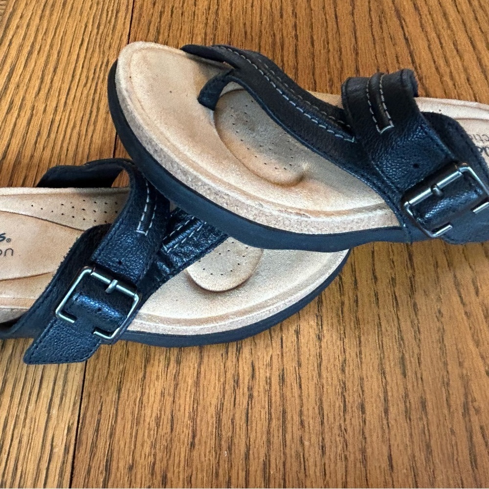 Clarks Collection Black and Cream Thong Comfort Footbed Sandals Size 6 1/2 - Picture 9 of 10